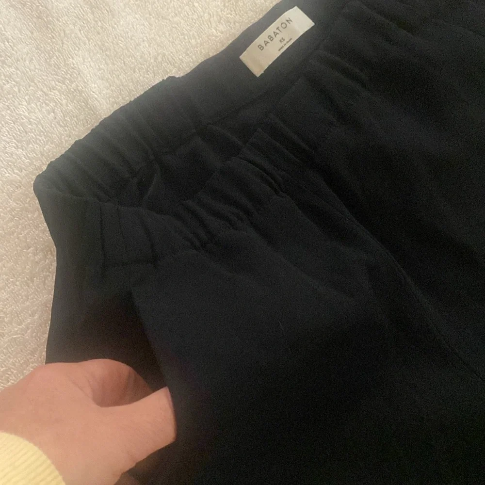 Aritzia Babaton stunning black trousers w/ stretchy waist w/ pockets.